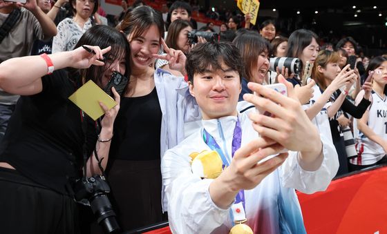 팬들과 셀카찍는 이현중