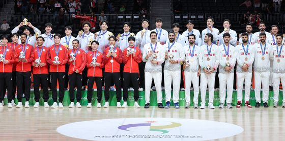 포디움 최정상에 오른 남자 농구대표팀