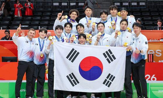 태극기 든 남자농구 선수들 '금메달 목에 걸고'
