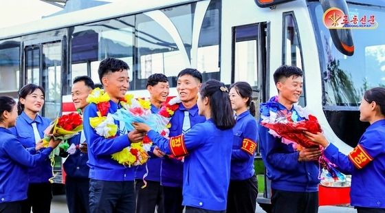 꽃다발 수여받는 함흥 전차사업소 노동자들