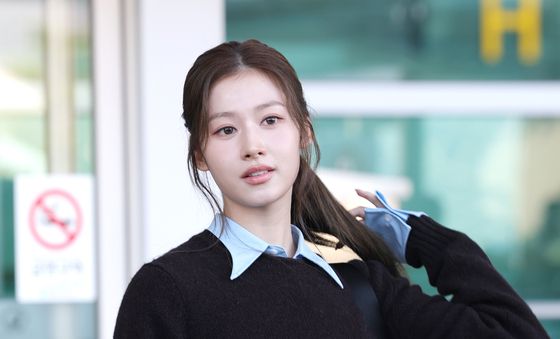 사나, 빛나는 출국길