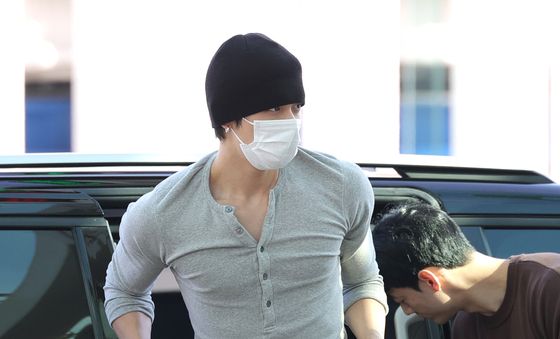 TXT 연준, 공항 접수한 압도적 피지컬…힙하게 일본行