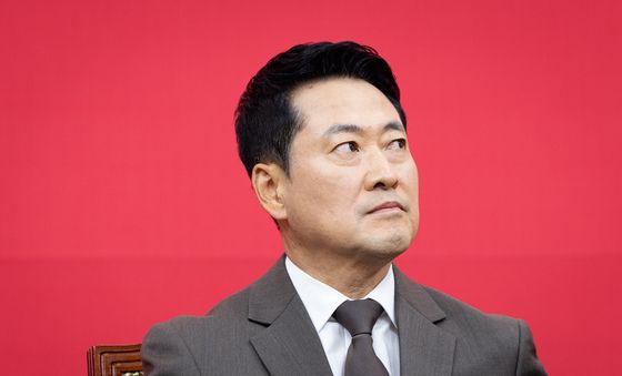 허공 바라보는 장동혁 대표