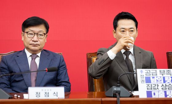 최고위원 발언 듣는 장동혁·정점식