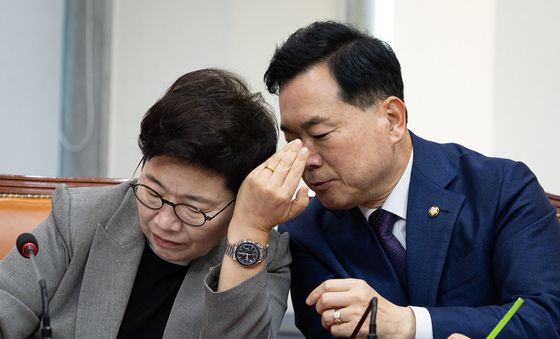 귀엣말 나누는 임이자·김승수