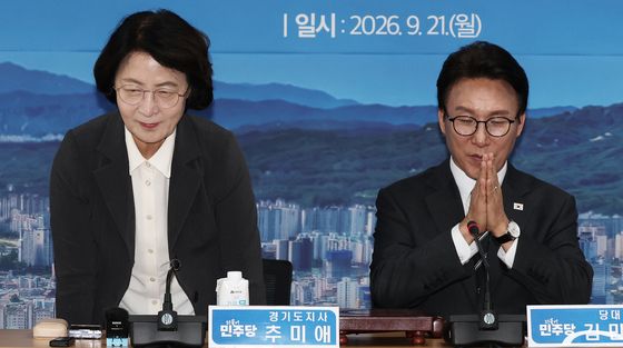 인사하는 추미애, 손뼉치는 김민석