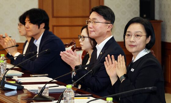 박수치는 한성숙 총리