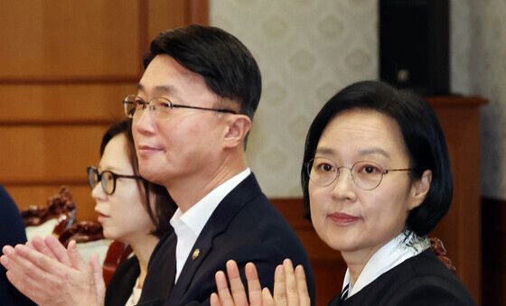 박수치는 한성숙 총리