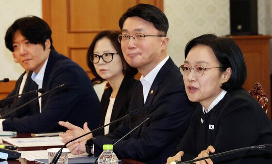 글로벌 AI 허브 추진위원회 민간위원 소개하는 한성숙 총리