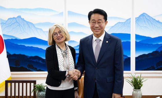 손 맞잡은 조정식 국회의장과 에밀리아 가토 주한 이탈리아 대사