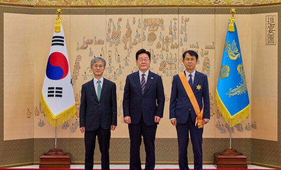이재명 대통령, 이흥구 전 대법관에게 서훈 수여
