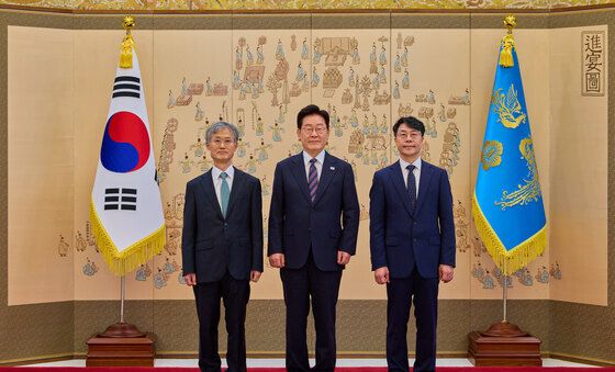 이재명 대통령, 김성수 대법관에게 임명장 수여