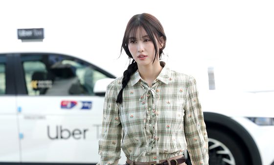 모모, 출국