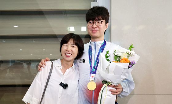 '금메달 아들' 이현중 꼭 안아주는 어머니 성정아 이사