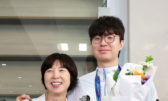 이현중 '금메달 목에 걸고 엄마 품으로'