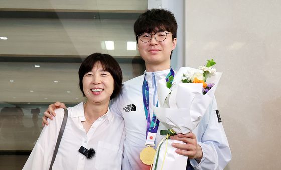 '금메달 아들' 이현중 꼭 안아주는 어머니 성정아