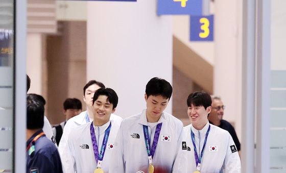 금메달 목에 걸고 귀국하는 남자 농구대표팀
