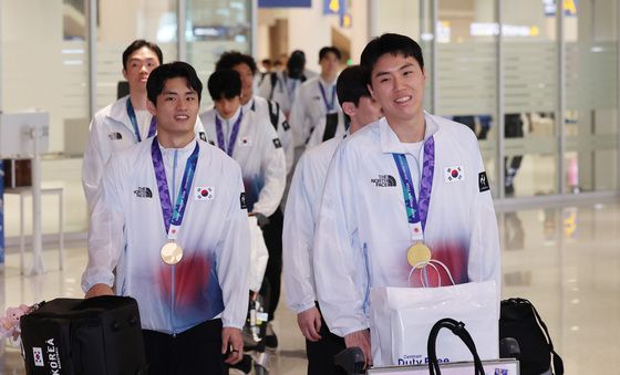 남자 농구대표팀 '금메달과 함께 귀국'