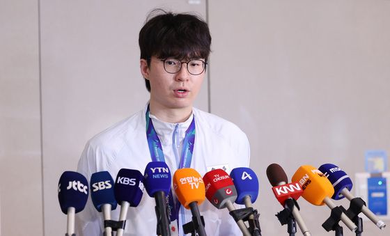 질문에 답하는 이현중