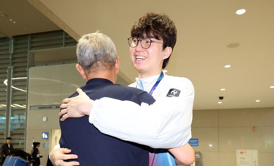 이현중 '아빠와 뜨거운 포옹'
