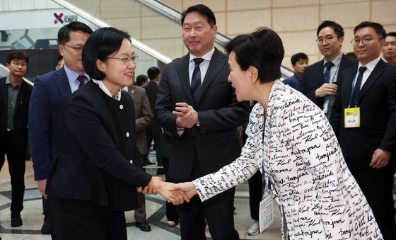 인사하는 한성숙·강금실
