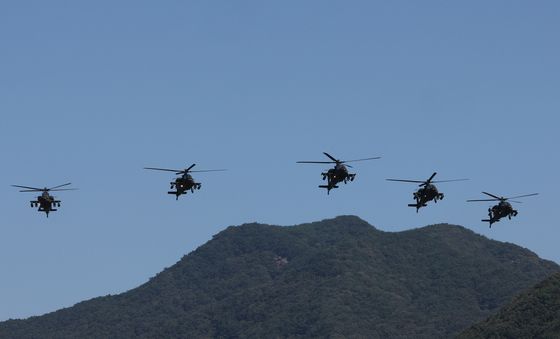 편대 비행 선보이는 AH-64E