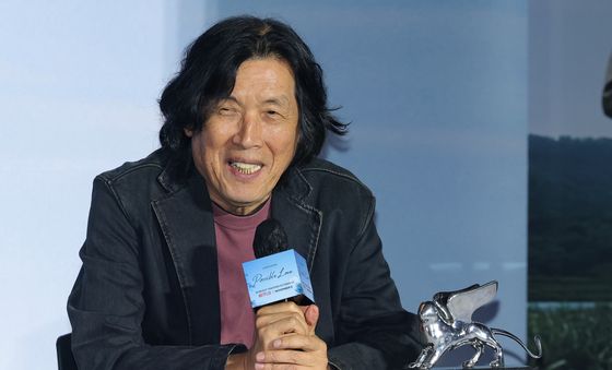 은사자상 수상 소감 말하는 이창동 감독