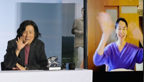 인사 나누는 이창동 감독과 전도연