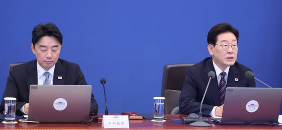 '수석보좌관회의' 이재명 대통령 옆 자리한 강훈식 비서실장