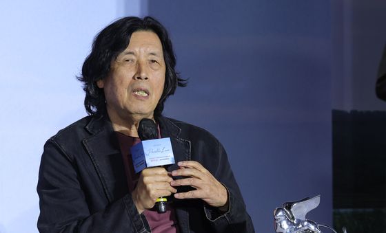취재진 질문에 답하는 이창동 감독