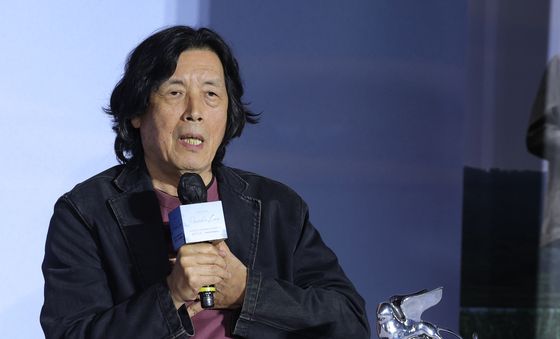 취재진 질문에 답하는 이창동 감독