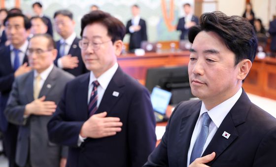 '수석 보좌관 회의' 국민의례 하는 강훈식 비서실장