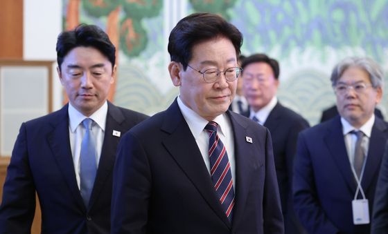 수석 보좌관회의 참석하는 이재명 대통령과 강훈식 비서실장