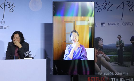 미소짓는 이창동 감독