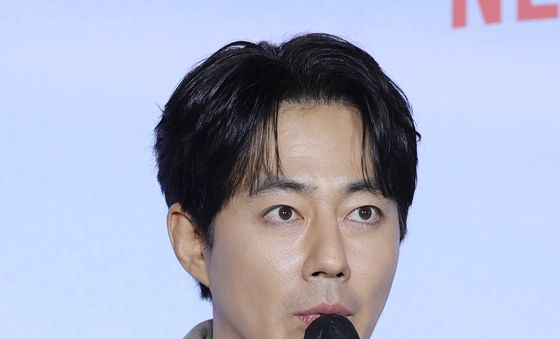 인사말 하는 조인성