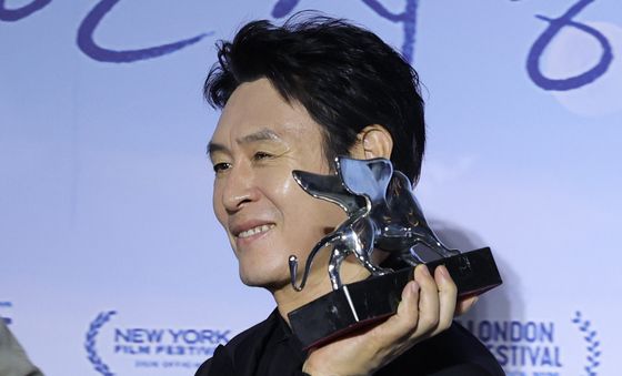 은사자상 든 설경구