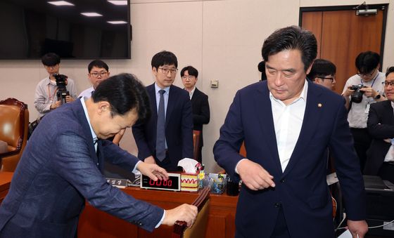 대화 나누는 與野 국토위 간사