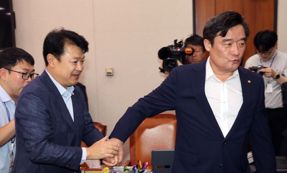 대화 나누는 與野 국토위 간사