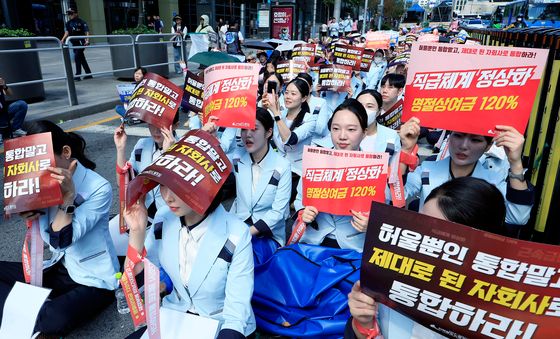 거리로 나온 철도 승무원들