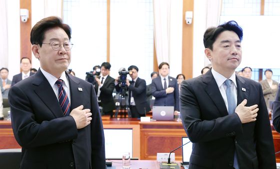 국민의례 하는 이재명 대통령과 강훈식 비서실장