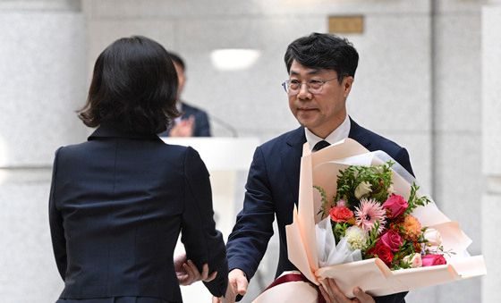 꽃다발 전달받는 김성수 신임 대법관