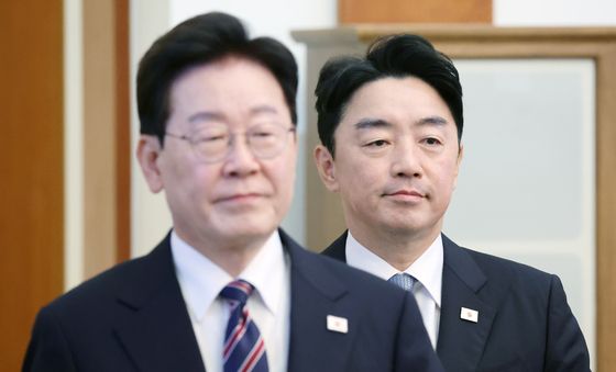 '사의 표명'한 강훈식 비서실장