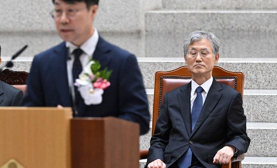 김성수 대법관 취임사 듣는 조희대 대법원장