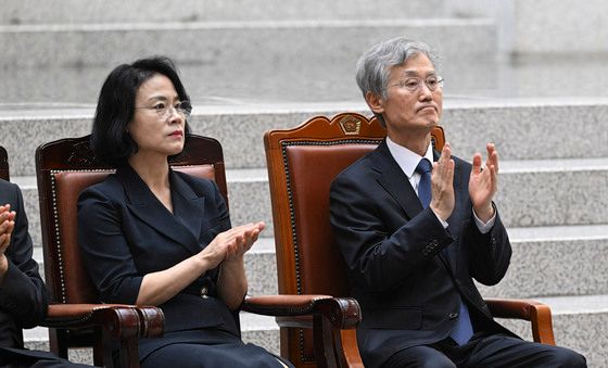 손뼉 치는 조희대 대법원장