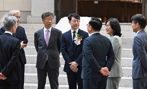 대화하는 김성수 신임 대법관