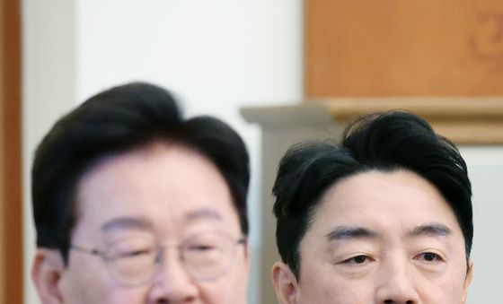 이재명 대통령과 강훈식 비서실장, 수석보좌관회의 참석