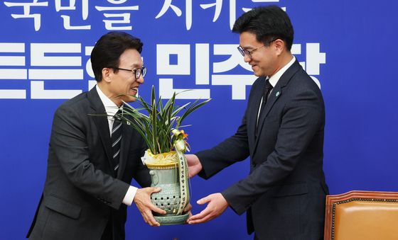 김민석, 오준호 기본소득당 신임 대표에 취임 축하난 전달
