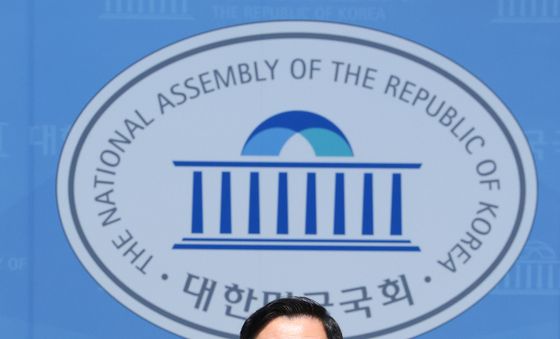 DMZ 지뢰 폭발 추정 사고 관련 기자회견하는 유용원 의원