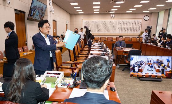 법사위 퇴장하는 박형수 간사