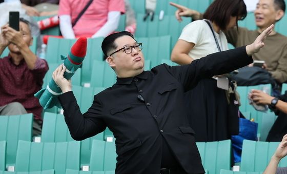 중국계 정치활동가 하워드X, 아시안게임 남북전 찾아 퍼포먼스
